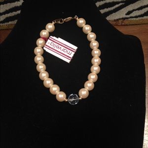 Vintage MARVELLA pearl bracelet w/blue bead accent